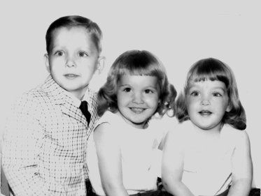 Damage photo of three siblings — Newark, DE — Foto Doctor