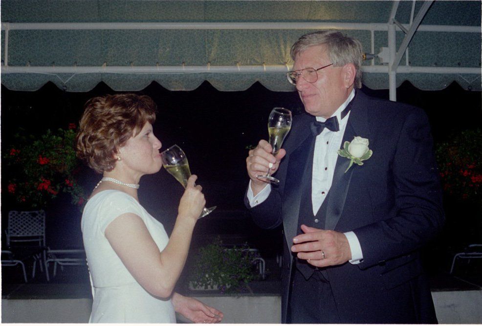 Bride and groom drinking wine — Newark, DE — Foto Doctor