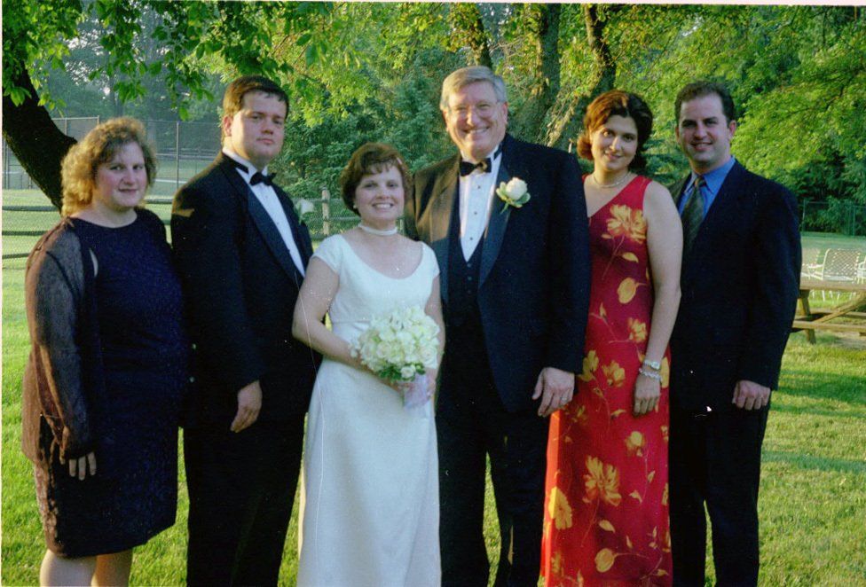 Bride and groom with their family — Newark, DE — Foto Doctor