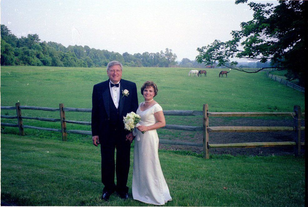 Bride and groom on the farm — Newark, DE — Foto Doctor