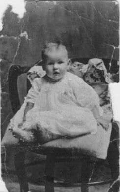 Damage vintage photo of a baby girl — Newark, DE — Foto Doctor