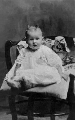 Restored vintage photo of a baby girl — Newark, DE — Foto Doctor