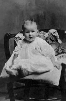 Restored photo of a baby girl — Newark, DE — Foto Doctor