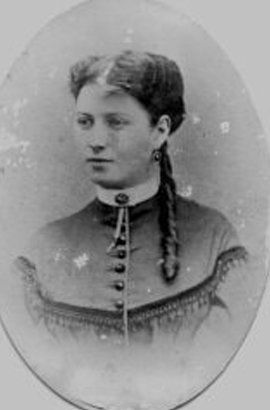 Damaged photo of a vintage photo of a woman — Newark, DE — Foto Doctor