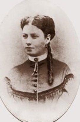 Restored photo of a vintage photo of a woman — Newark, DE — Foto Doctor