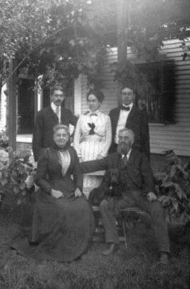 Restored photo of a family — Newark, DE — Foto Doctor
