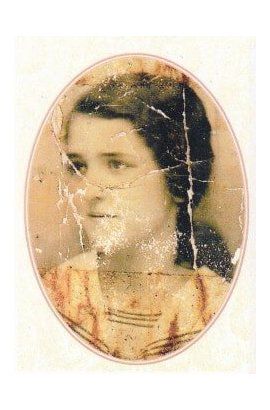Damaged image of a young woman — Newark, DE — Foto Doctor