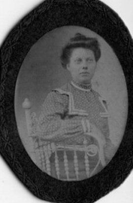 Restored photo of a woman sitting — Newark, DE — Foto Doctor