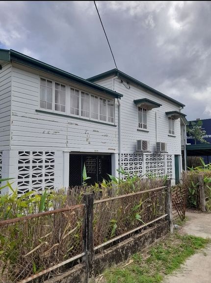 A Before And After Photo Of A House With Stairs — Kiwi Painter In Mooroobool, QLD