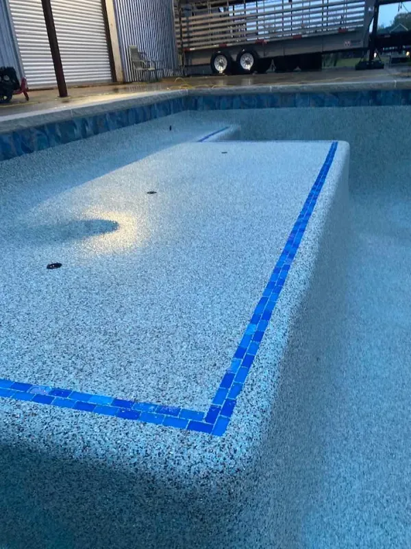 A swimming pool with a blue stripe on the edge