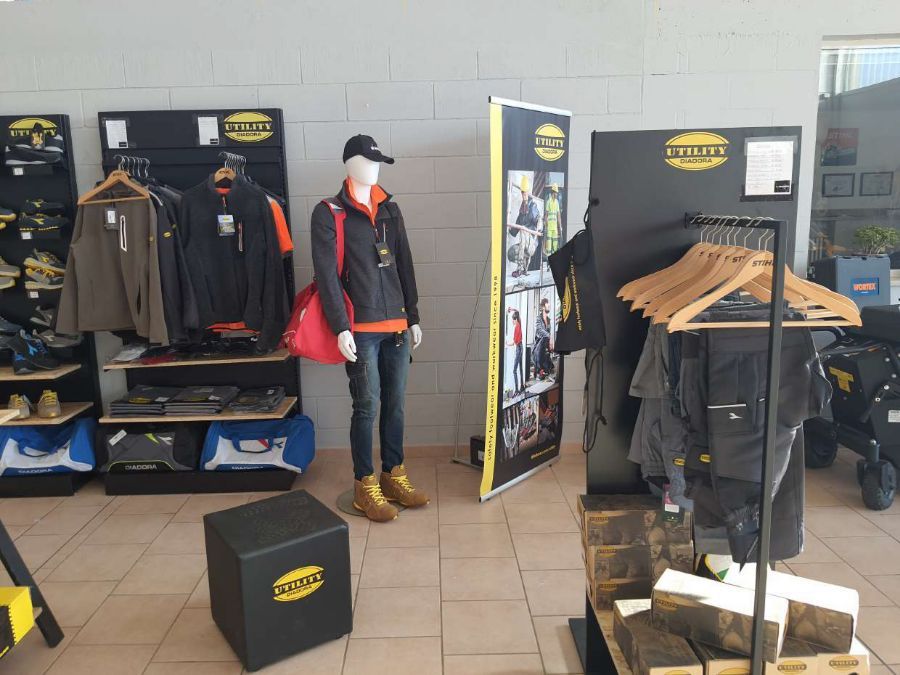 manichini con abiti per giardinaggio