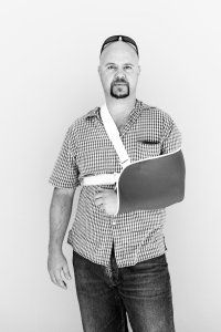 man with a broken arm