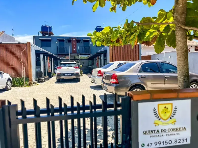 Carros estacionados em frente ao hotel 