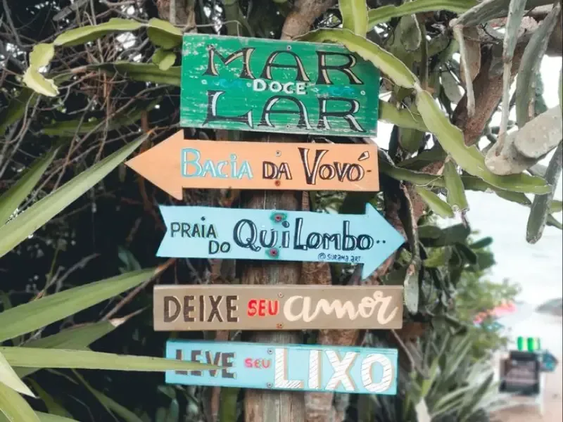 Placa com setas coloridas: