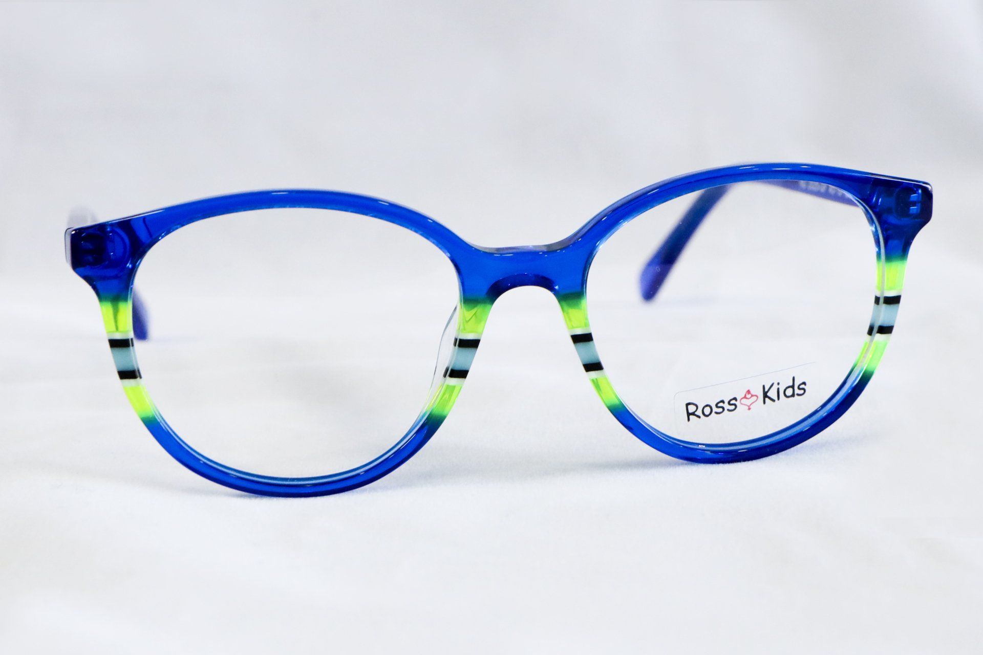 Occhiali da vista per bambini a strisce blu e verdi su sfondo bianco.