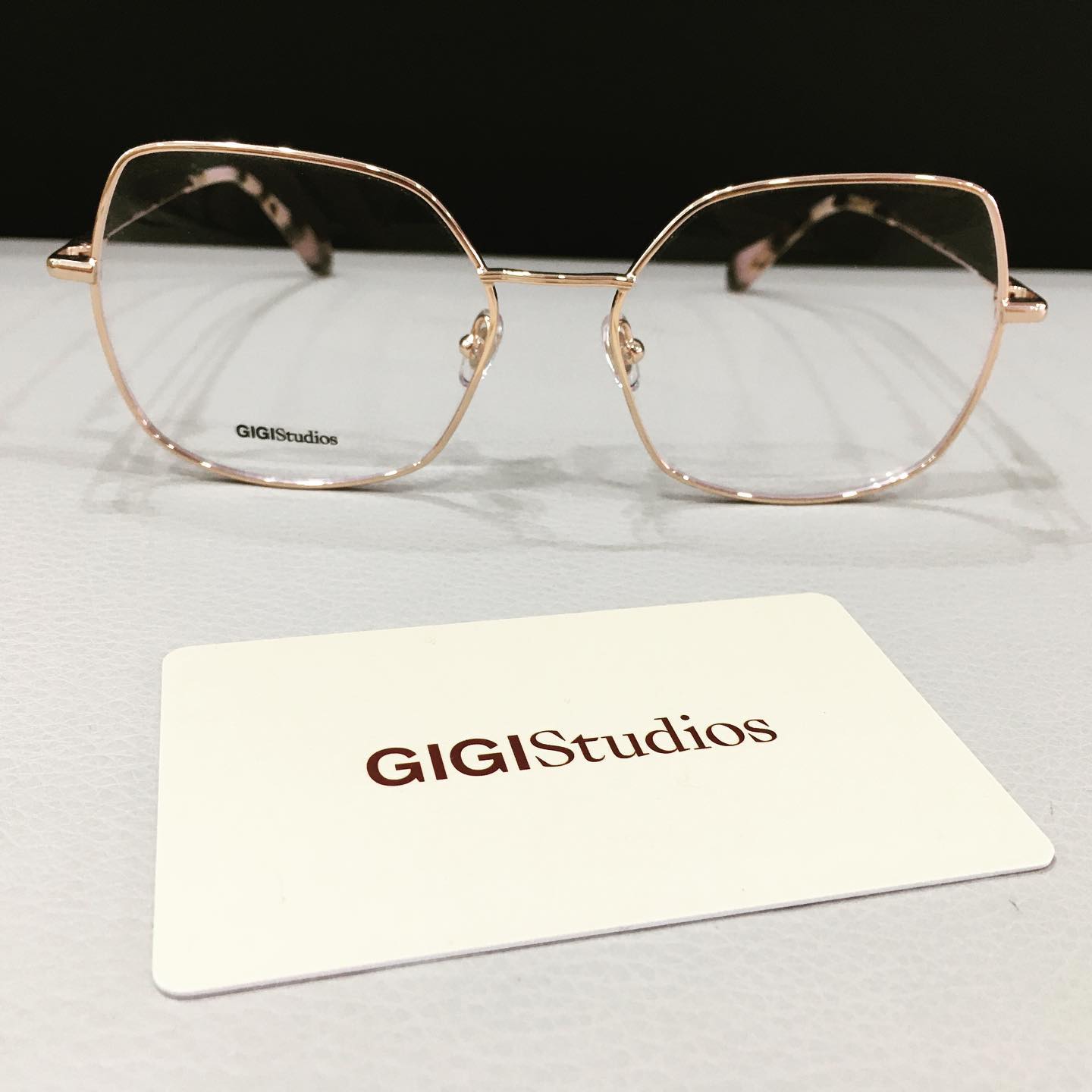 Occhiali da vista color oro rosa e un biglietto con la scritta