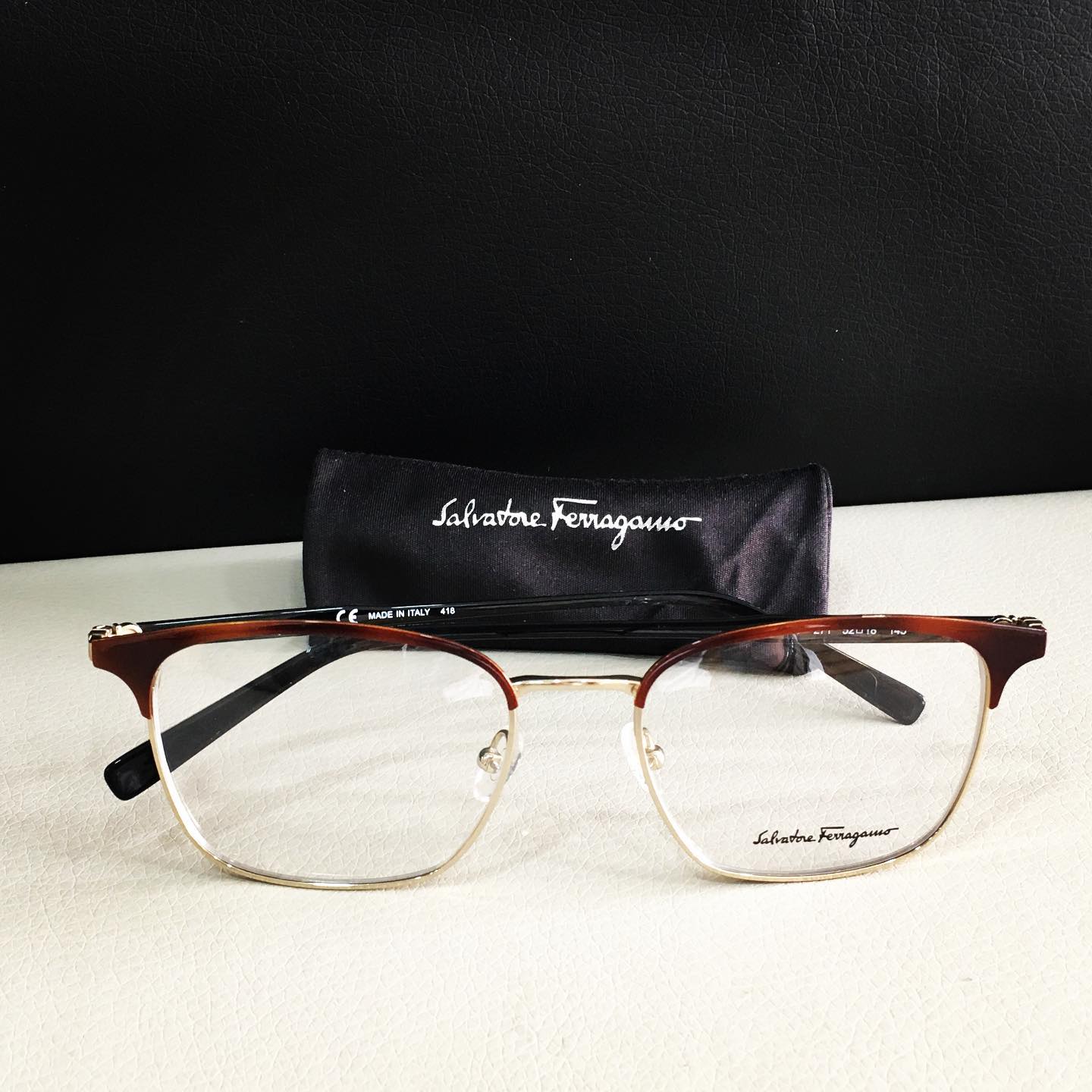 Occhiali da vista Salvatore Ferragamo con custodia su un tavolo.