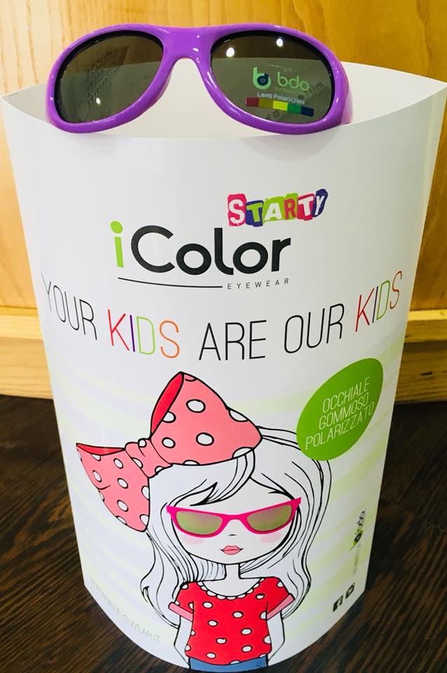 Occhiali da sole viola su un bidone bianco. Il bidone presenta il logo