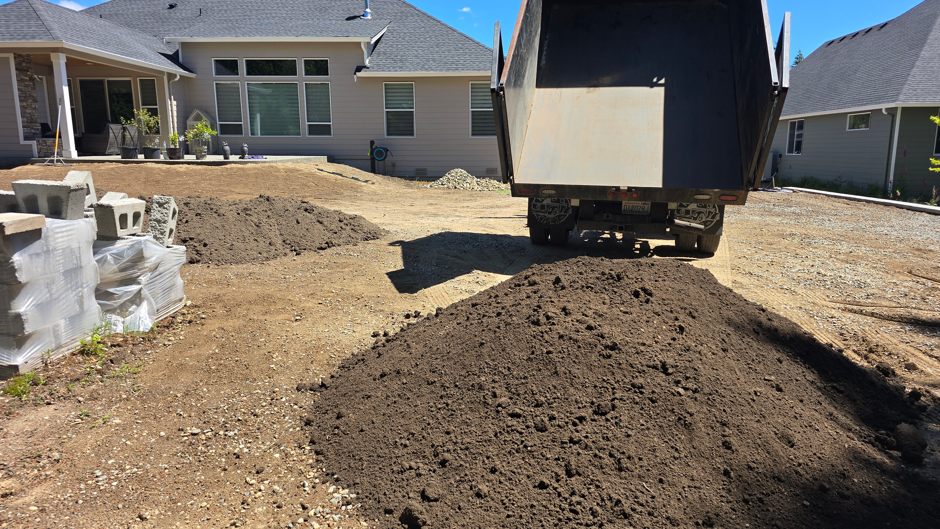 landscape delivery, dump truck, topsoil, bark, gravel, kitsap county, mason county