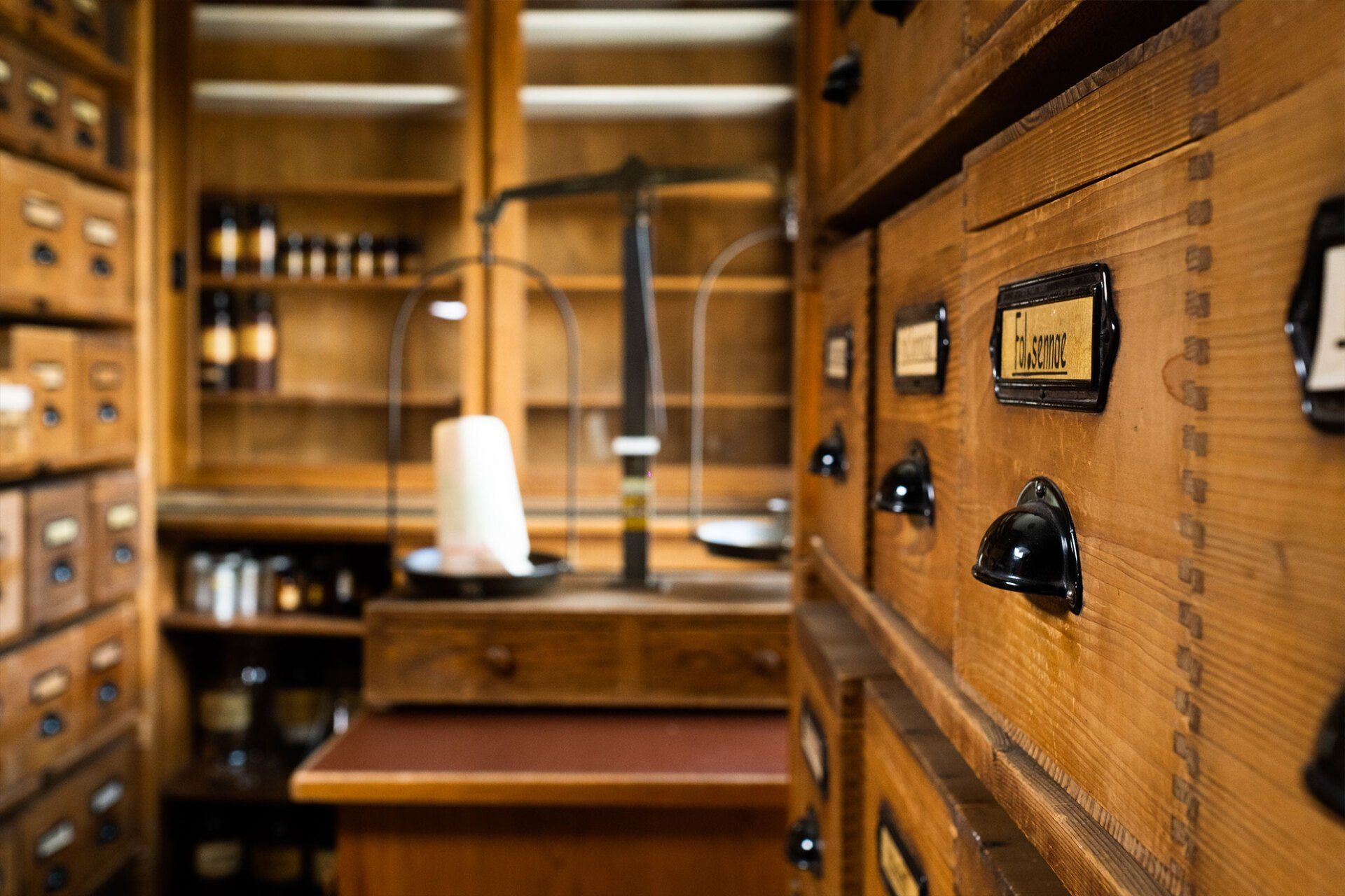 Ein Raum voller Schubladen und Regale aus Holz.