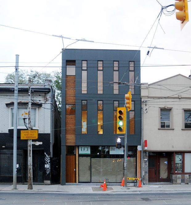 A building with a yellow sign that says no parking