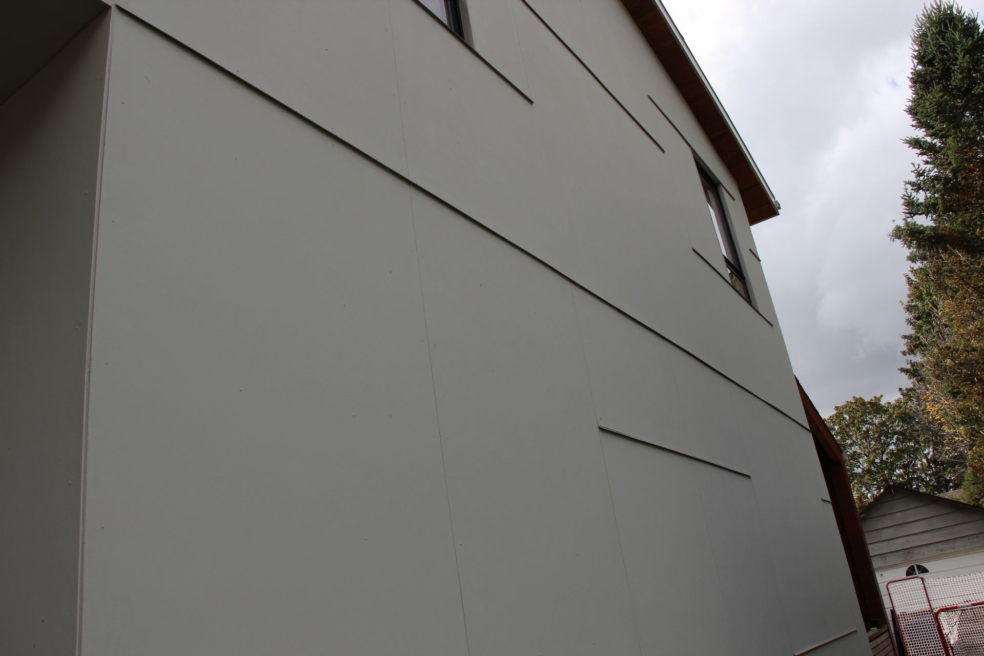 A large white building with a lot of windows