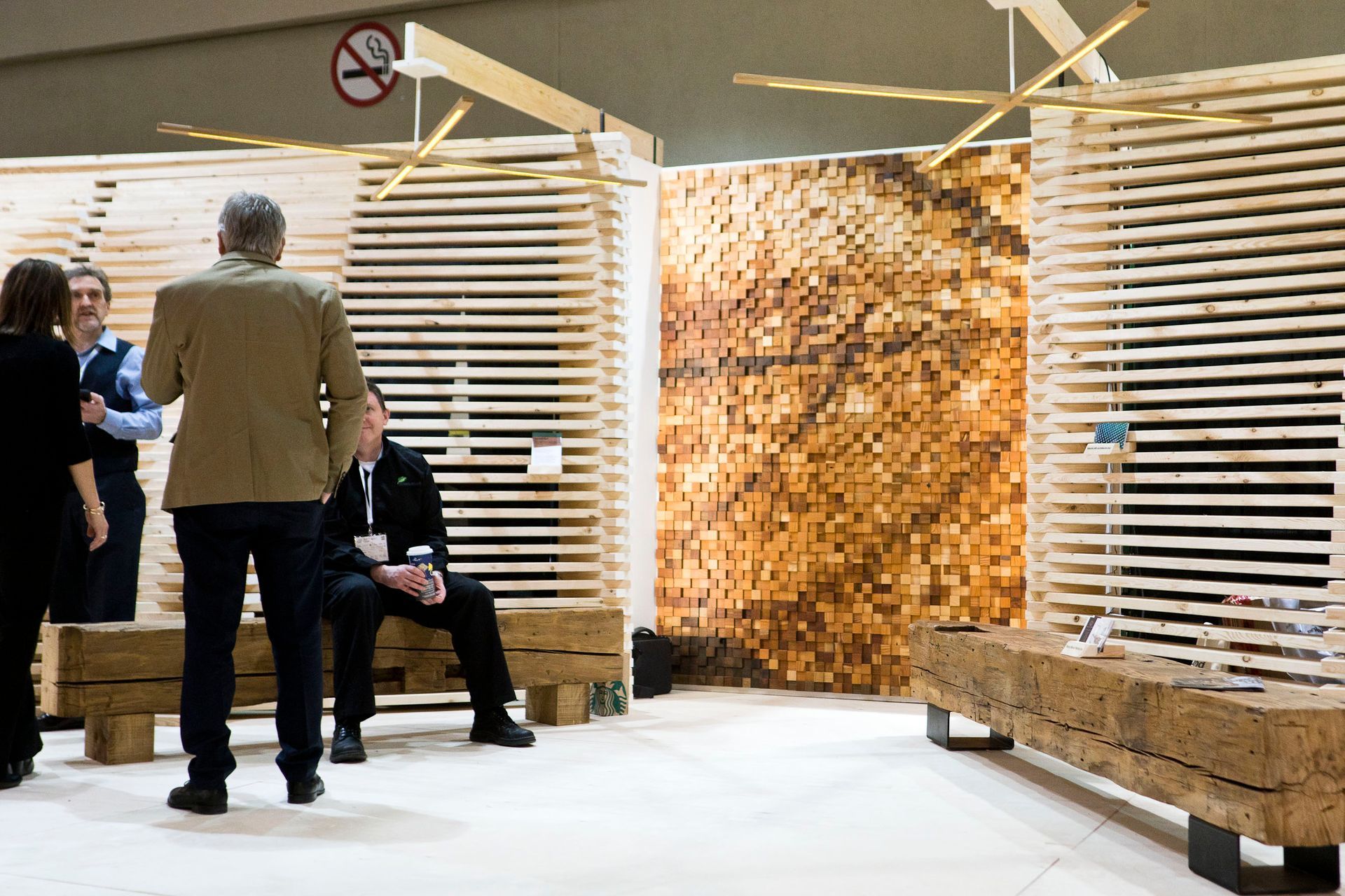 des personnes discutant assis sur un banc en intérieur 