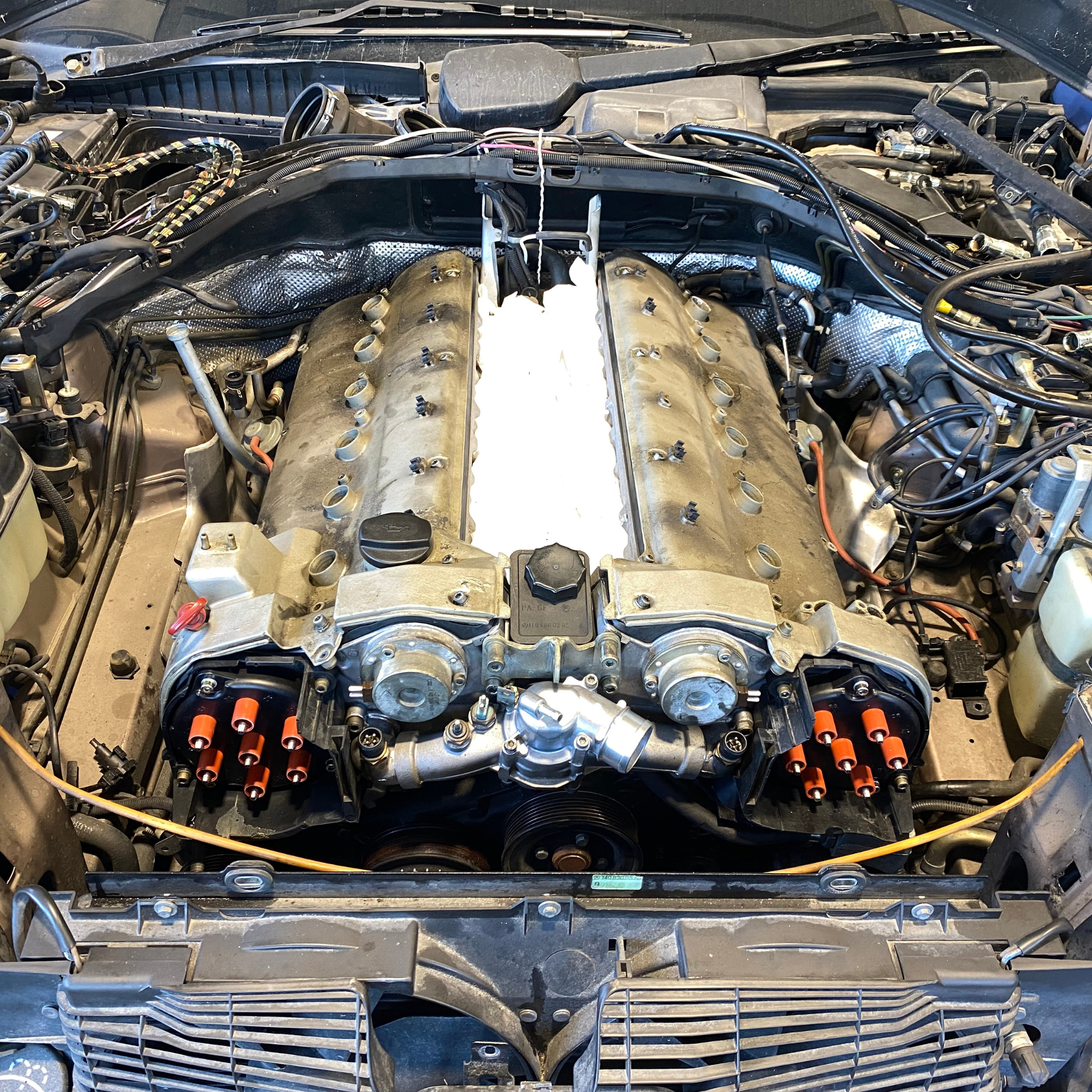 Un gros plan d'un moteur de voiture avec le capot ouvert