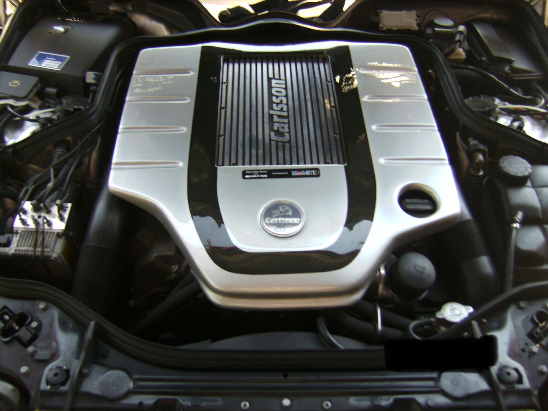 Un moteur de voiture avec le mot Carlson dessus