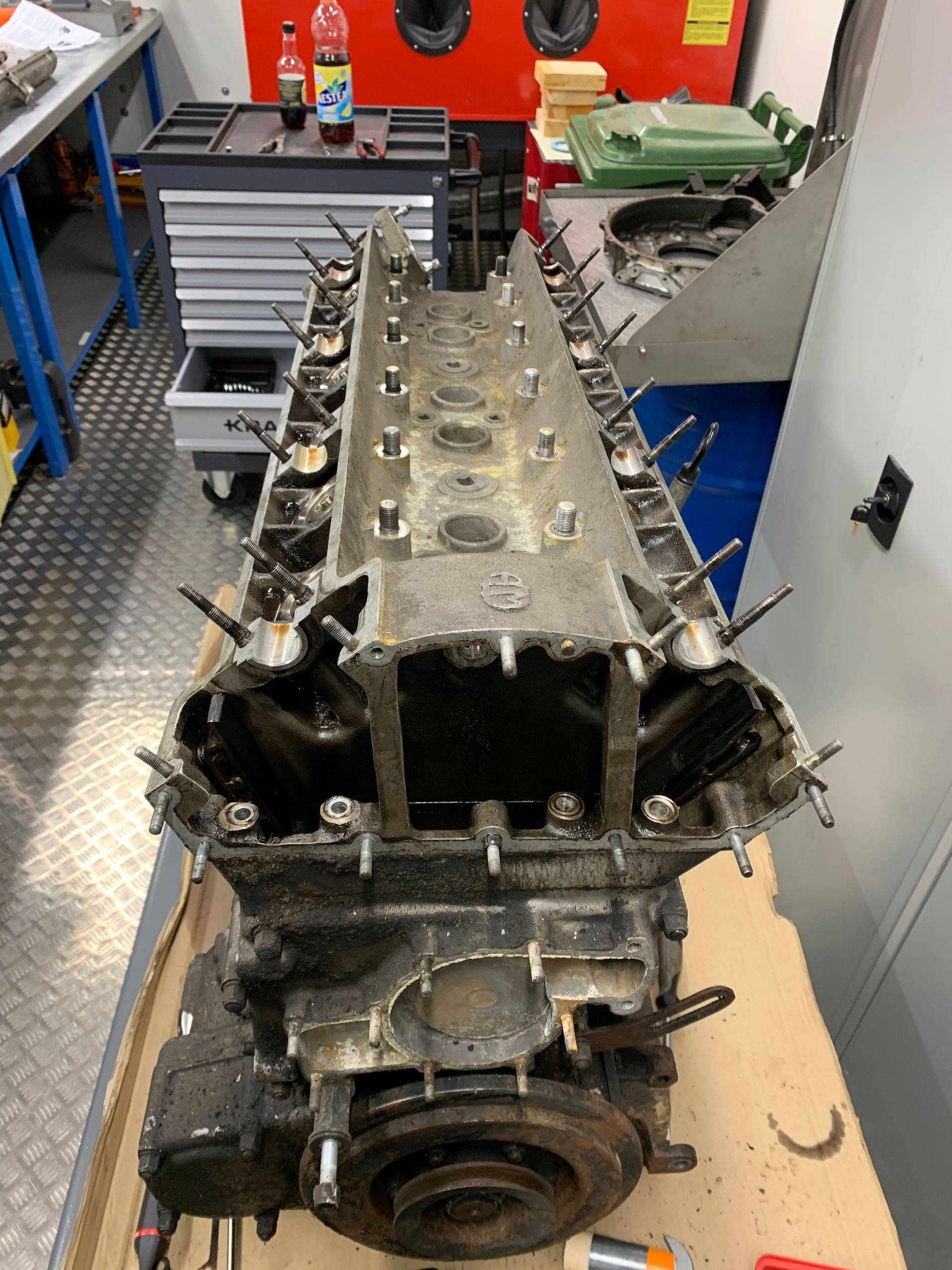 Un gros moteur est posé sur une table dans un garage