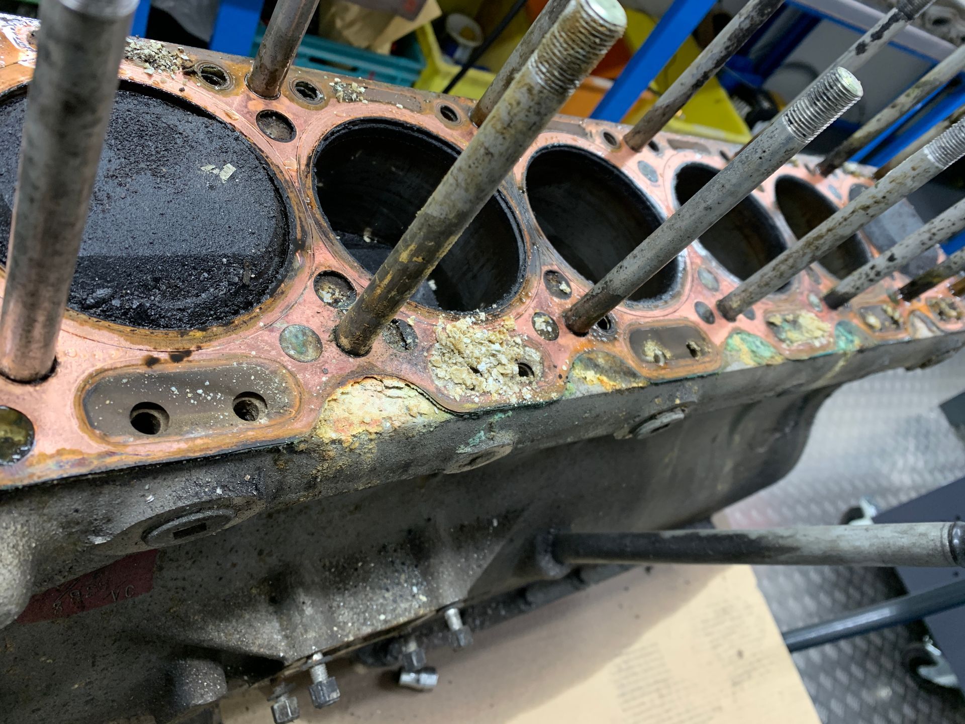 Un gros plan d'un bloc-cylindres avec beaucoup de vis dedans