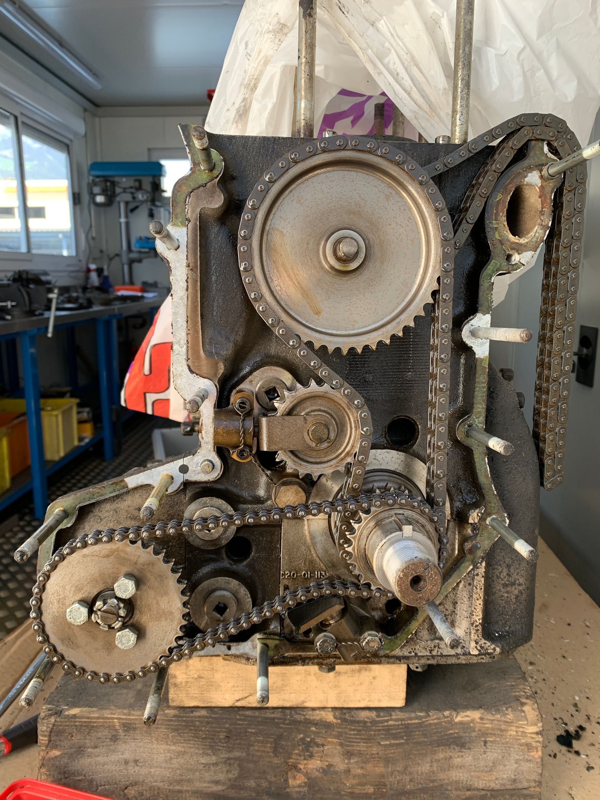 Une machine avec beaucoup d’engrenages et de chaînes