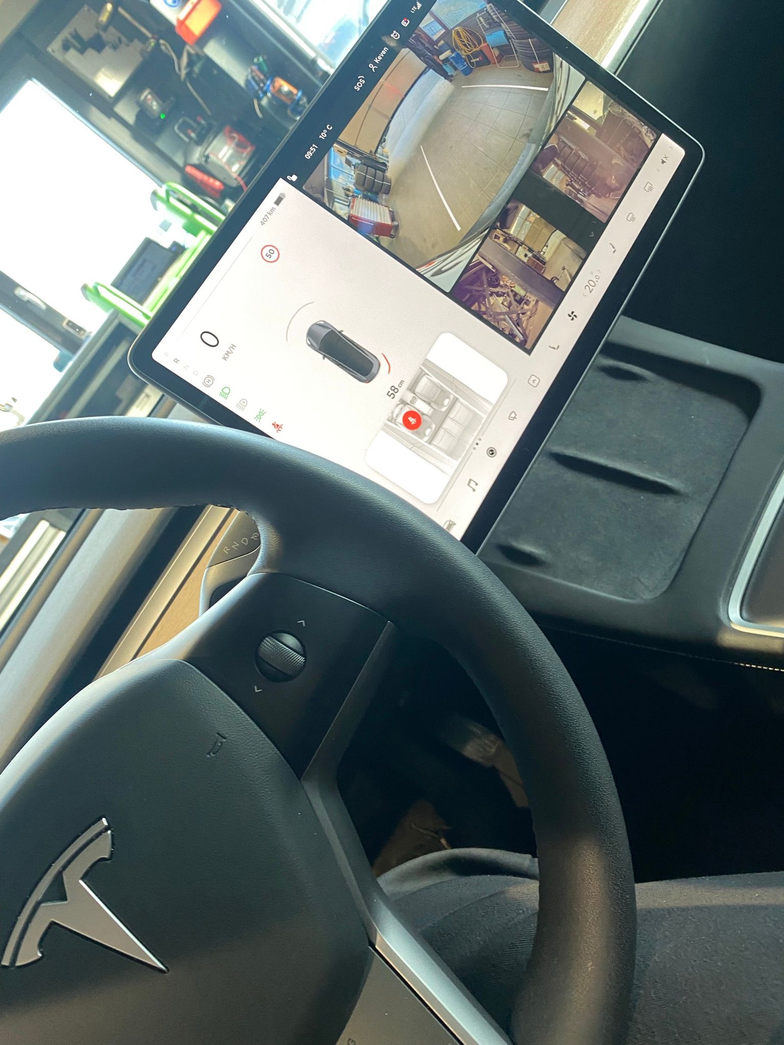 Un volant Tesla Model 3 avec une tablette dessus.