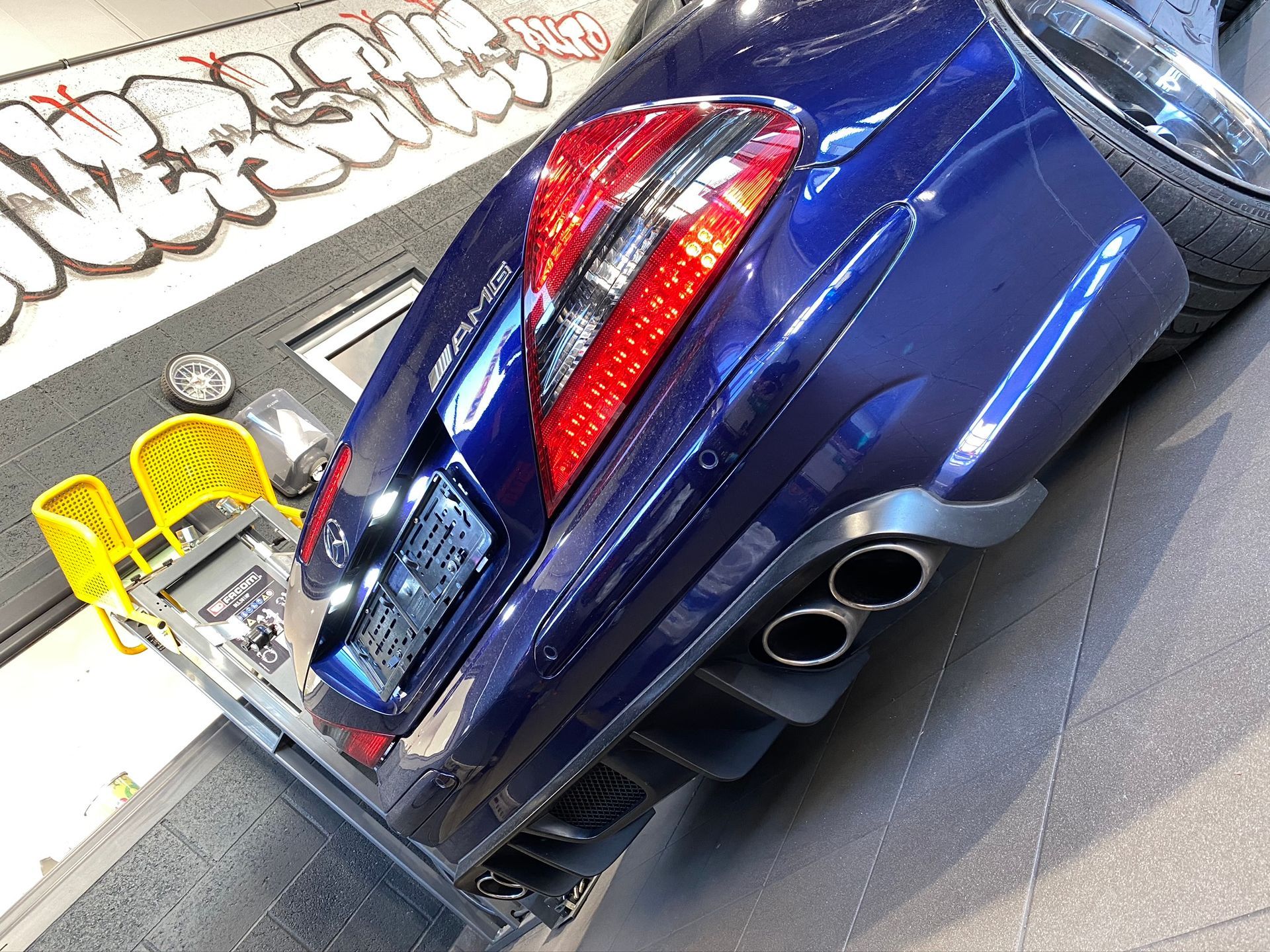 Une voiture bleue est garée sur le bord de la route