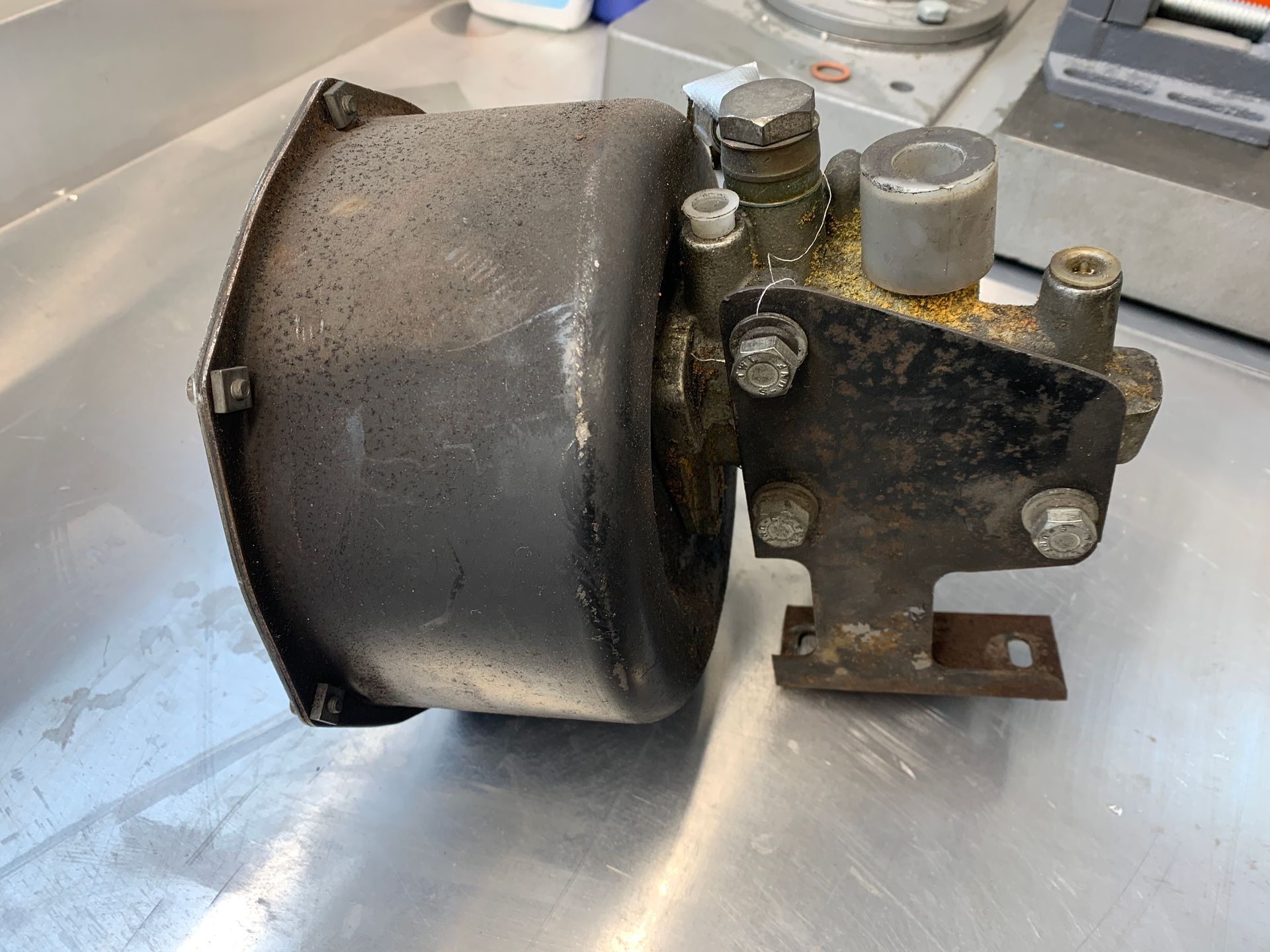 Un objet métallique est posé sur une table en acier inoxydable.