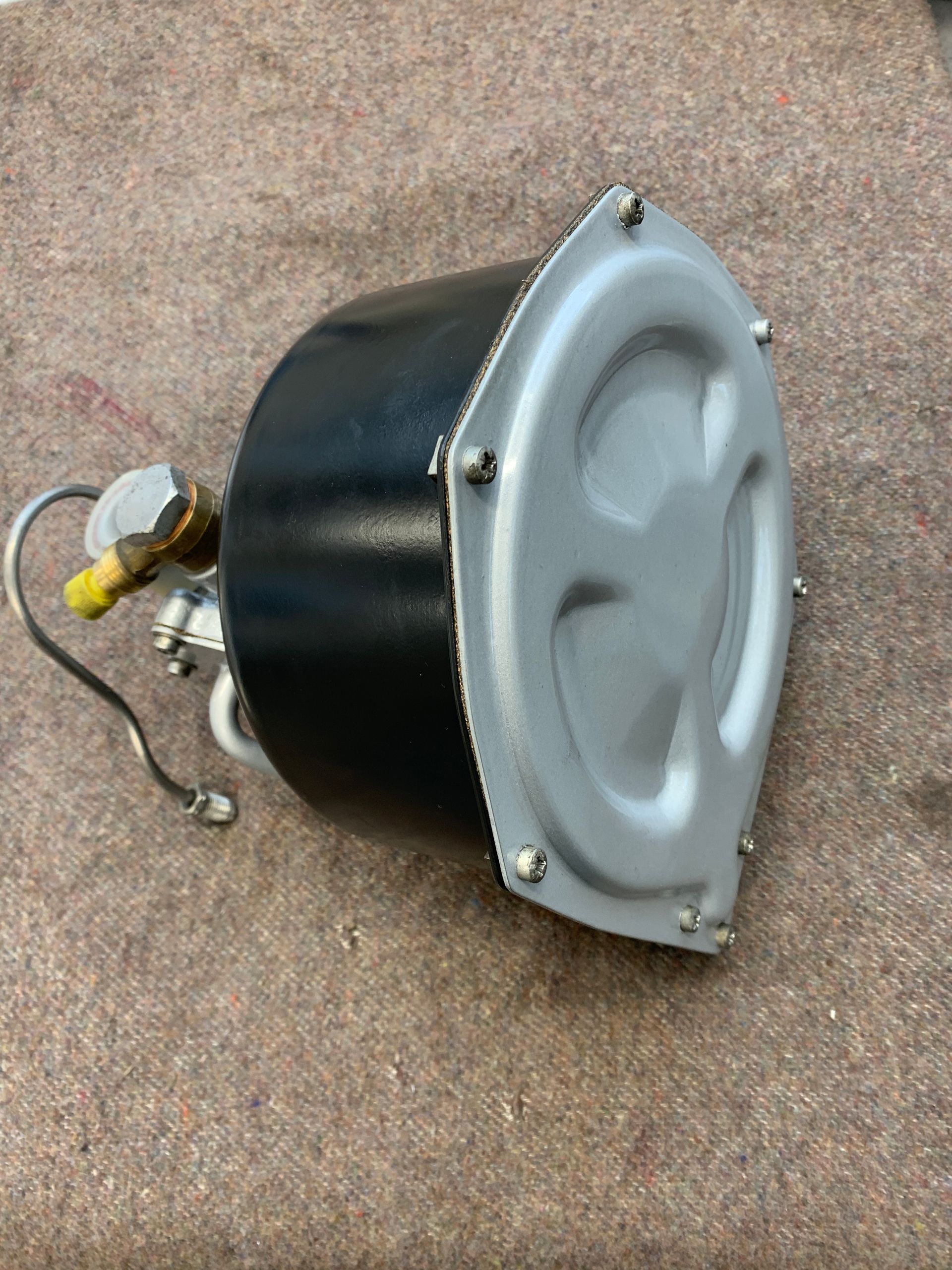 Un gros plan d'un servofrein sur une table.