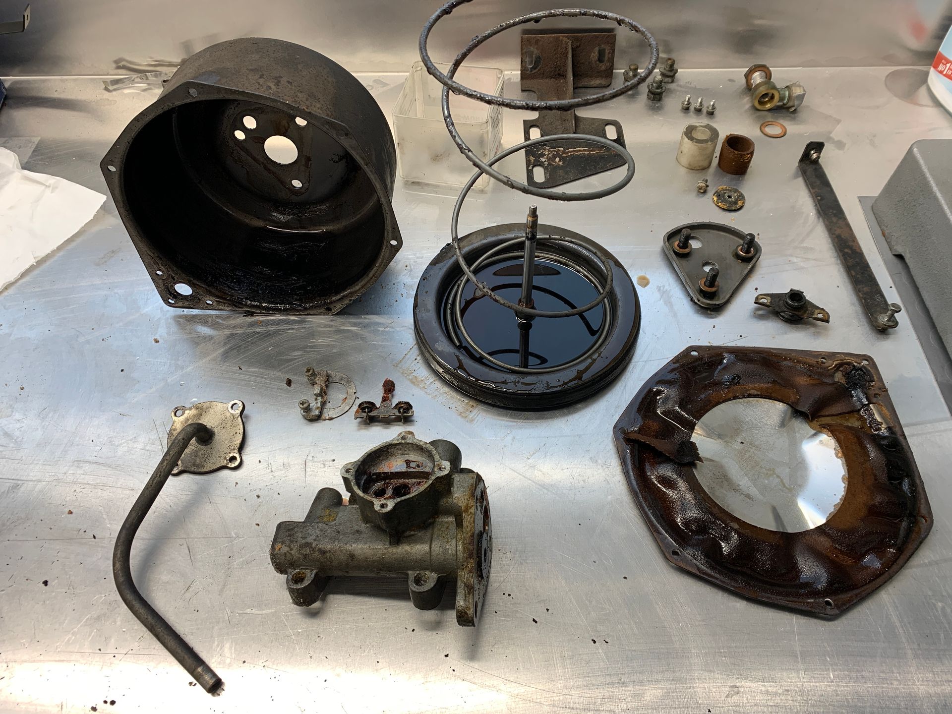 Un tas de morceaux de métal sont posés sur une table.