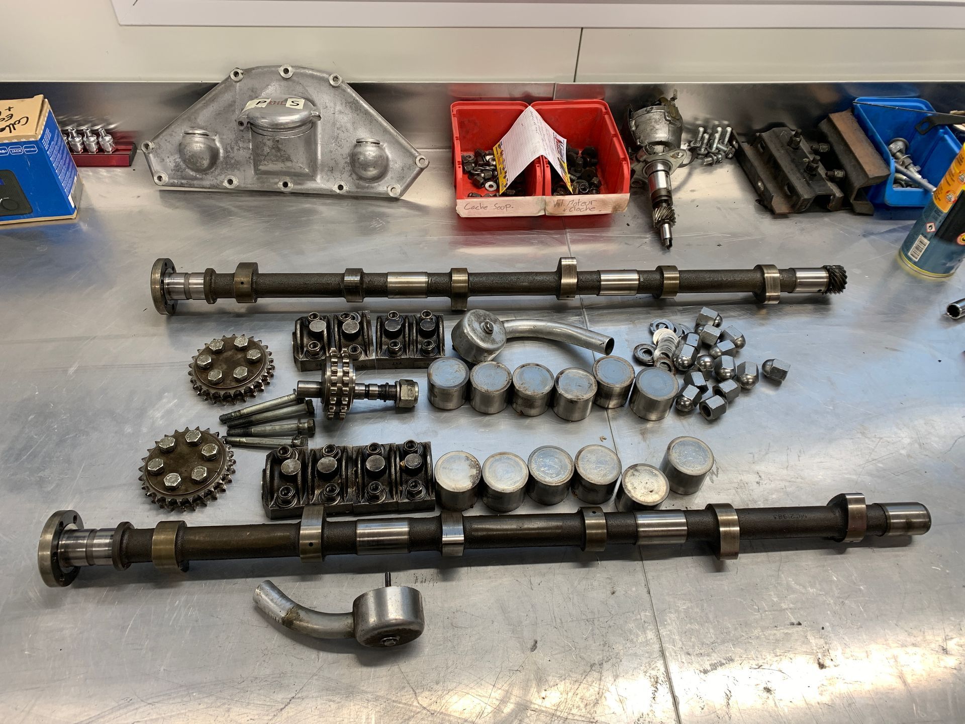 Un tas de pièces métalliques sont posées sur une table