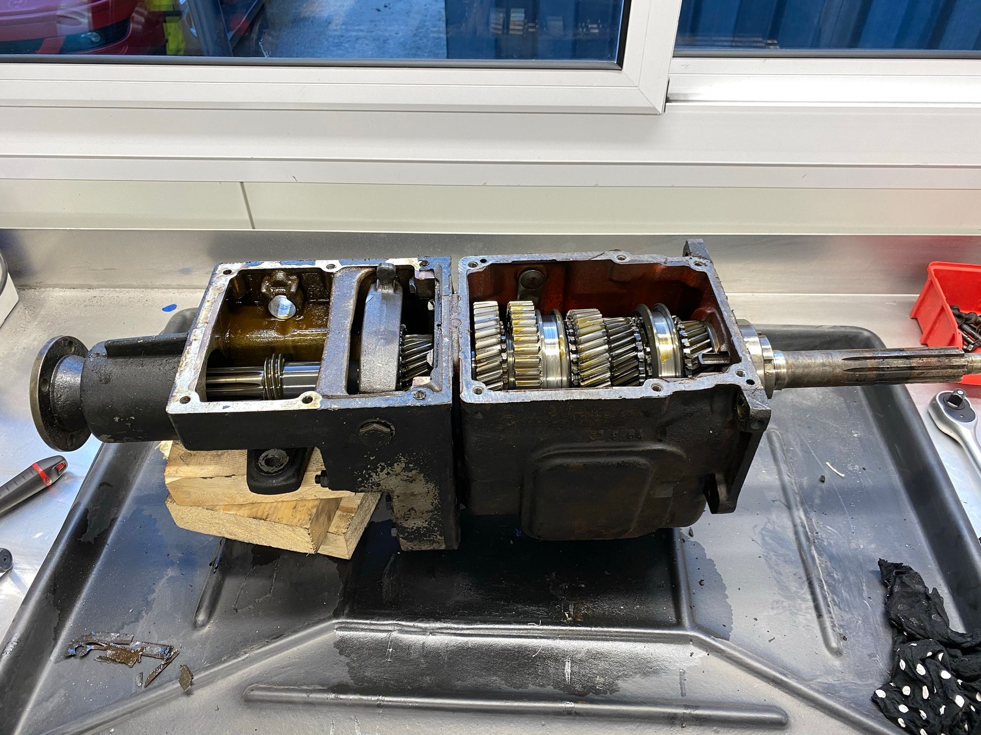 Une boîte de vitesses est posée sur un plateau sur une table.