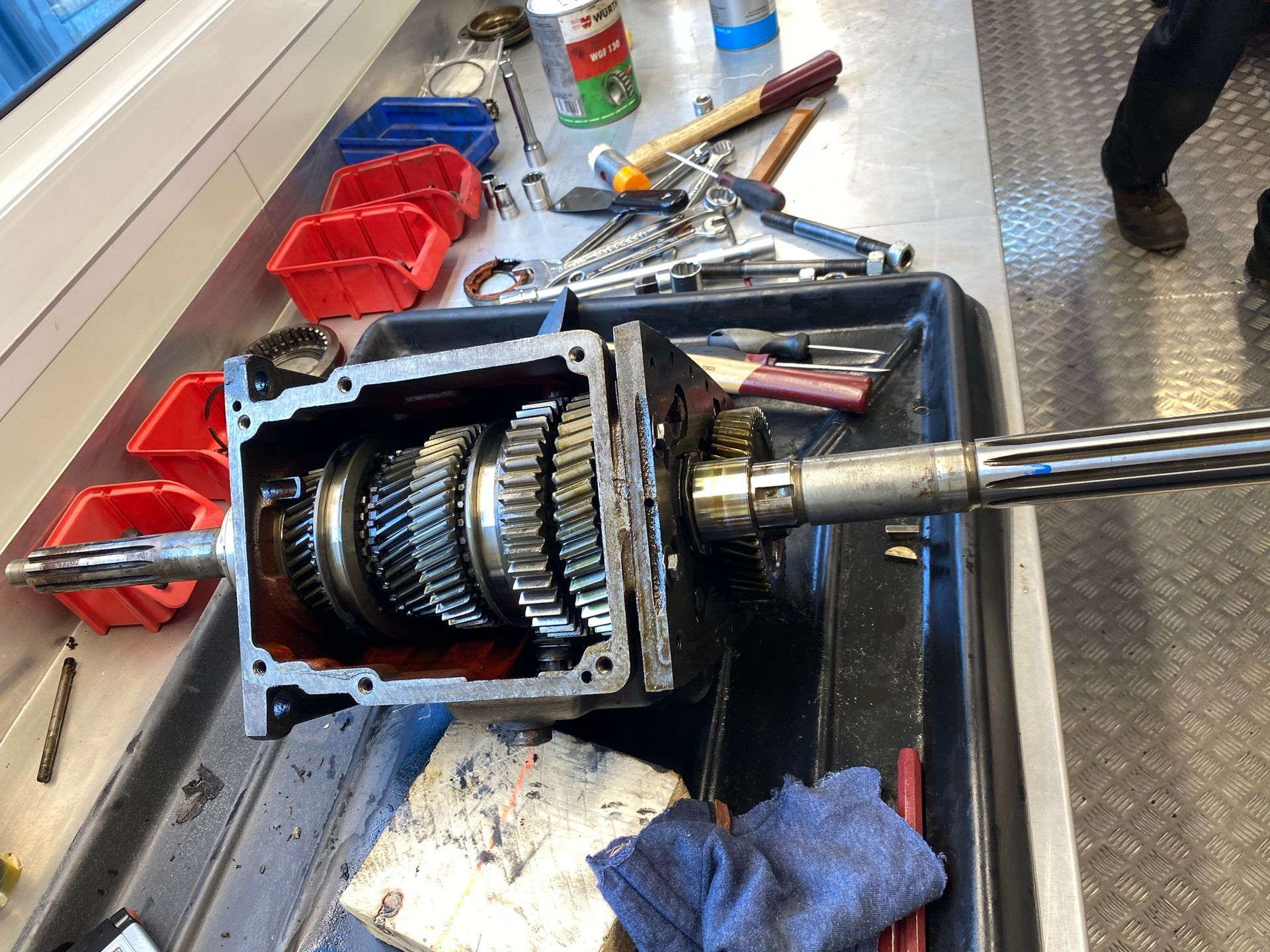 Une boîte de vitesses est en cours de travail sur une table