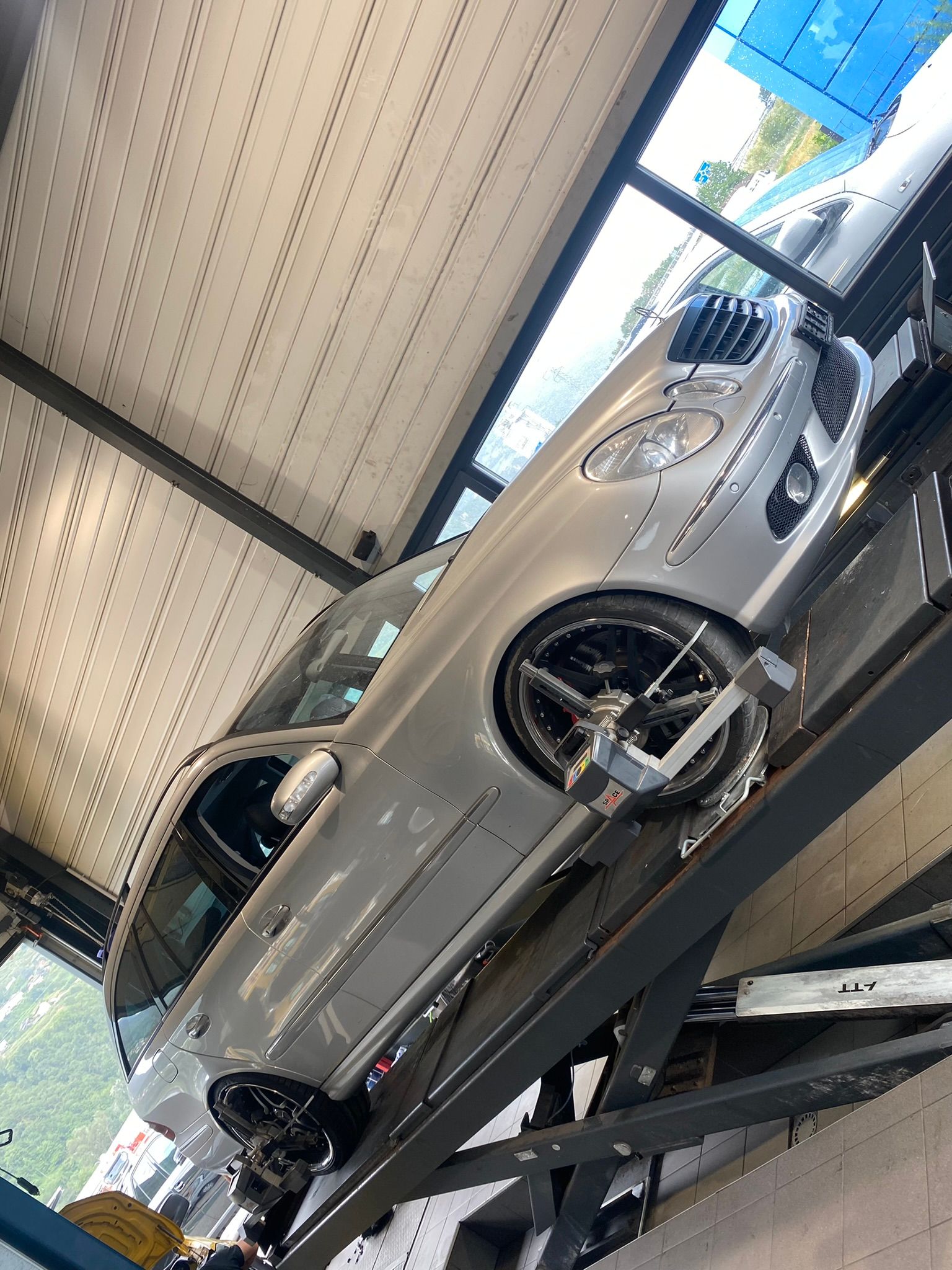 Une voiture est posée sur un ascenseur dans un garage.