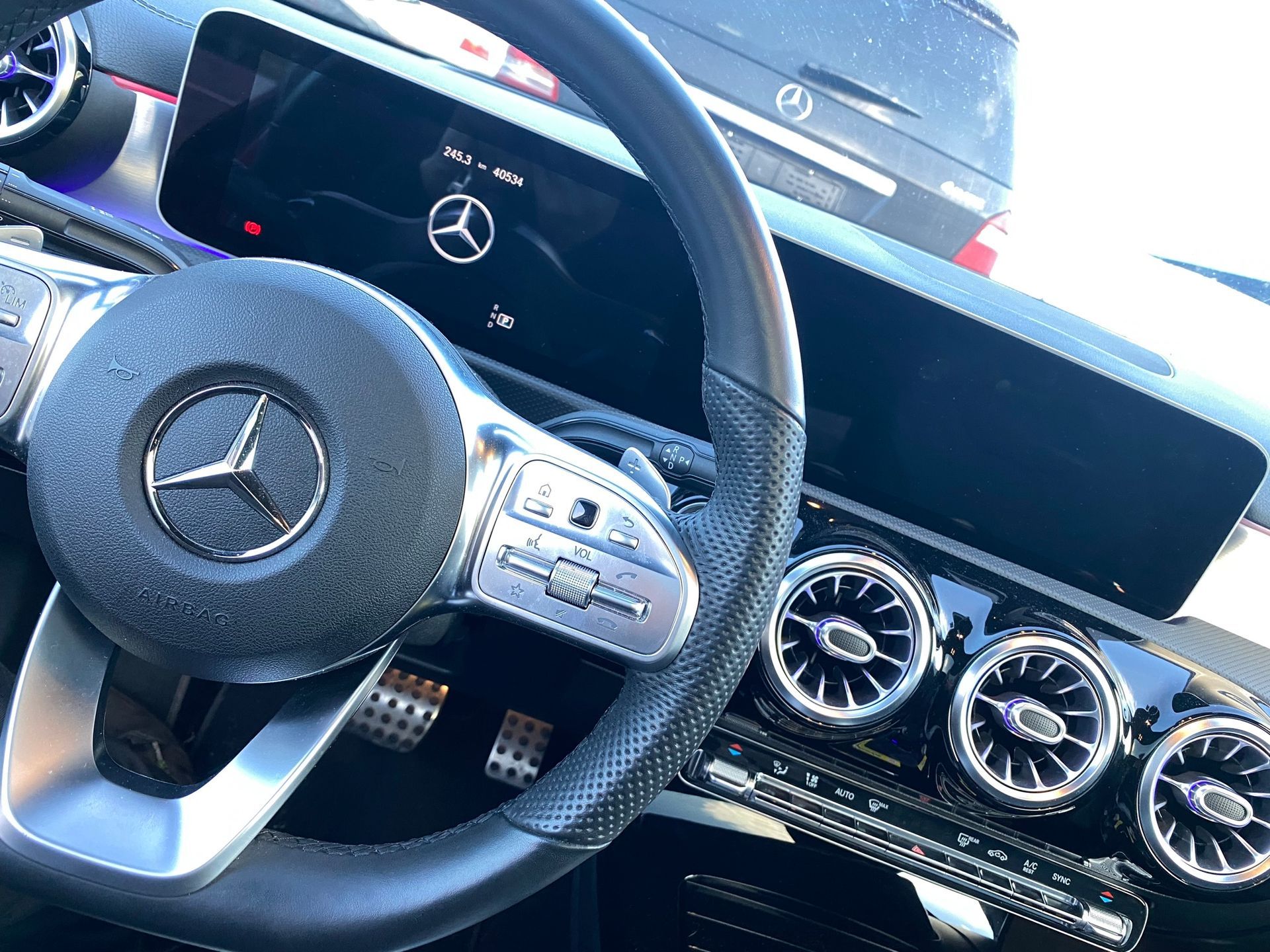 Un gros plan d'un volant et d'un tableau de bord Mercedes