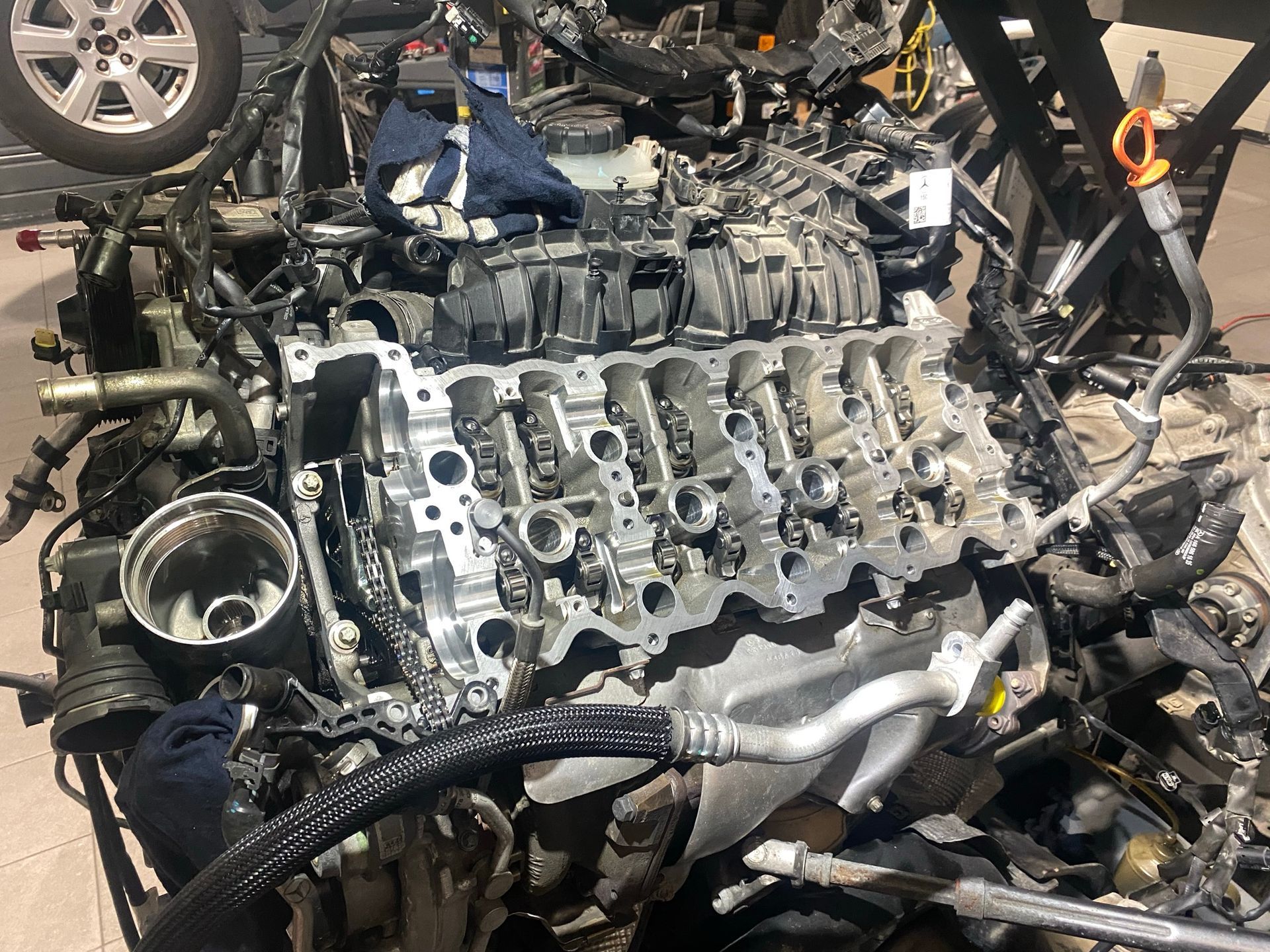 Un moteur de voiture est travaillé par un mécanicien.