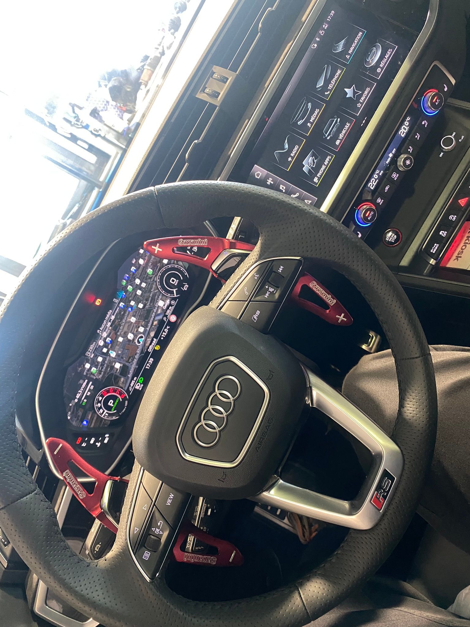 Un gros plan d'un volant dans une voiture.