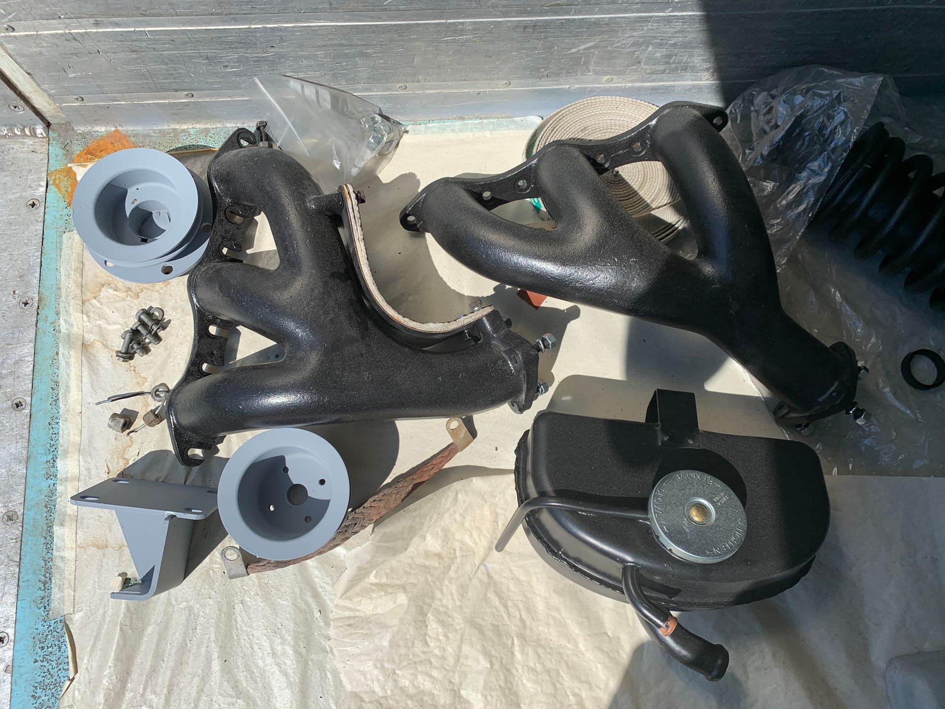 Un tas de tuyaux d’échappement sont posés sur une table