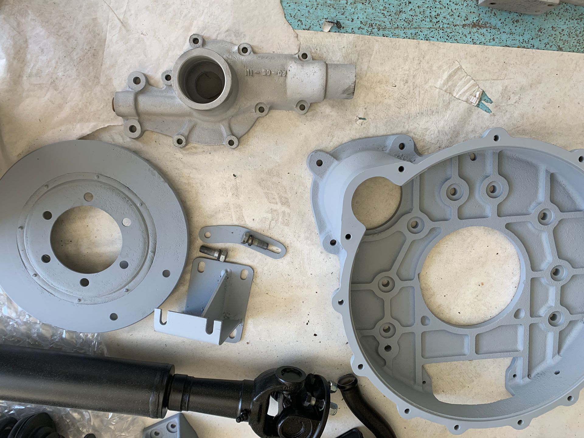 Un tas de morceaux de métal sont posés sur une table.