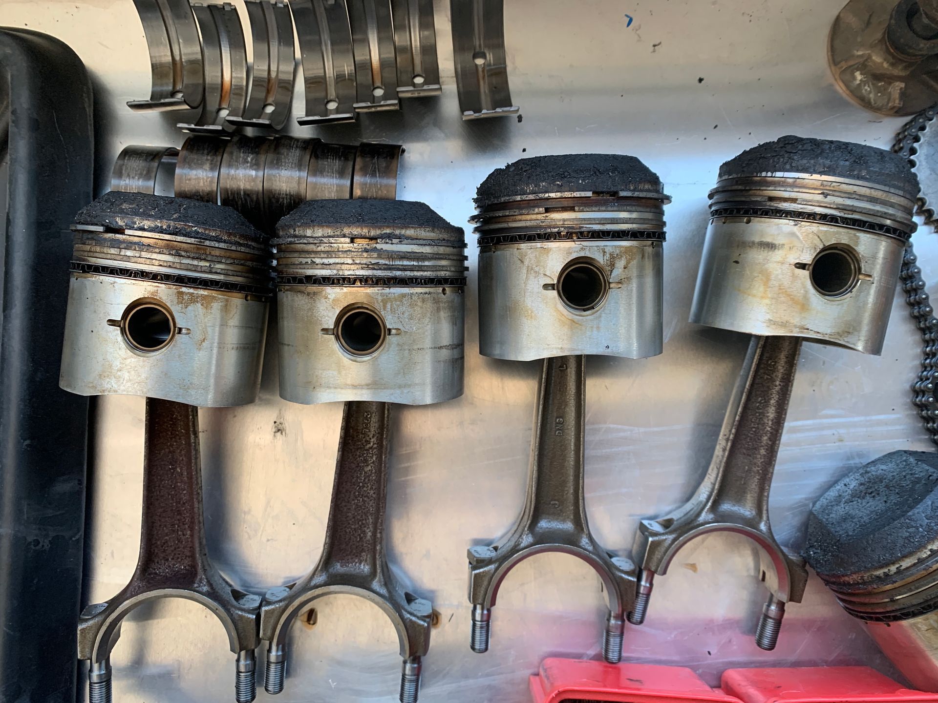 Un tas de pistons sont alignés sur une table