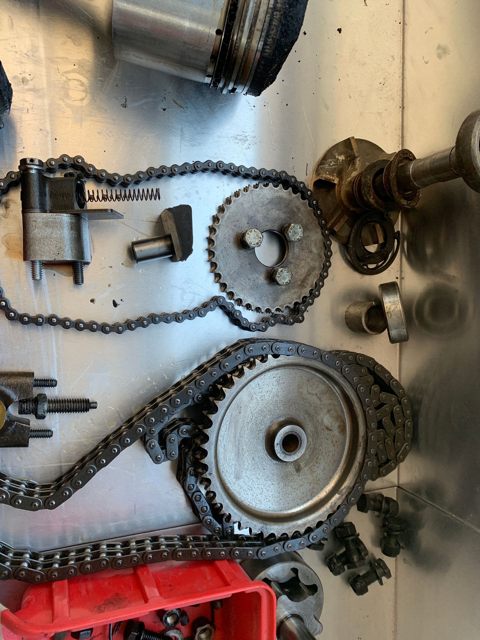 Un tas d'engrenages et de chaînes sur une surface métallique