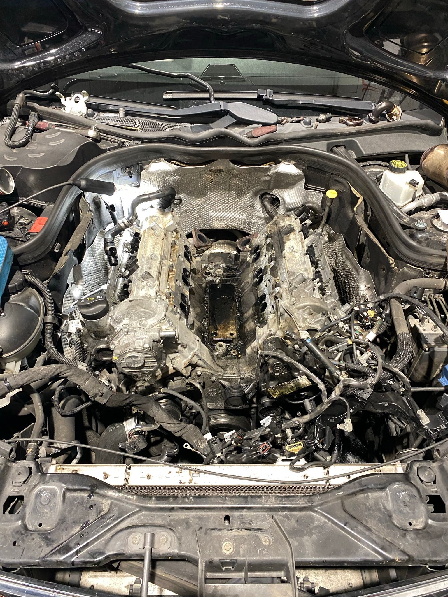 Le moteur d’une voiture est très sale et doit être nettoyé.