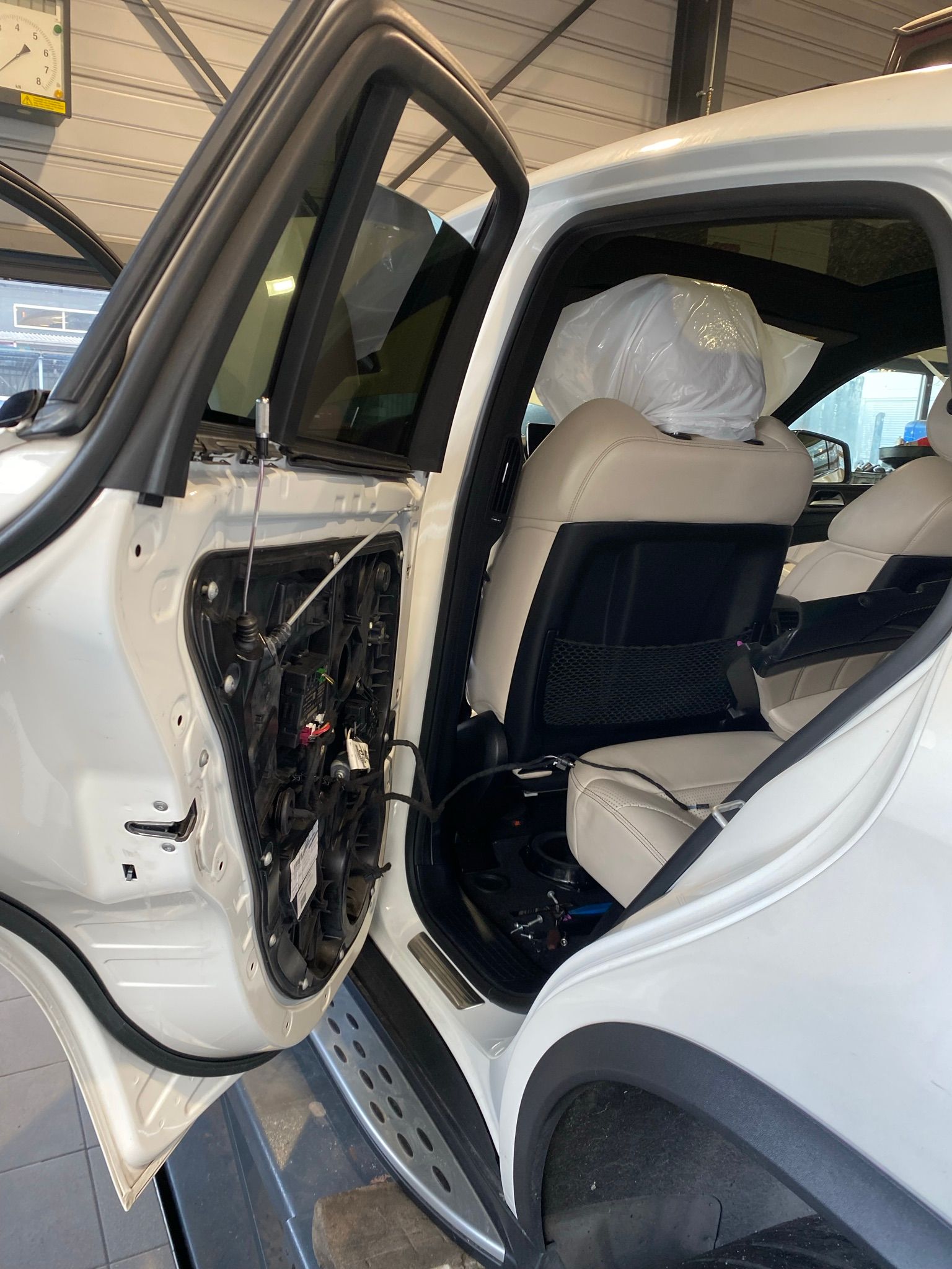 L’intérieur d’une voiture blanche avec la porte ouverte.